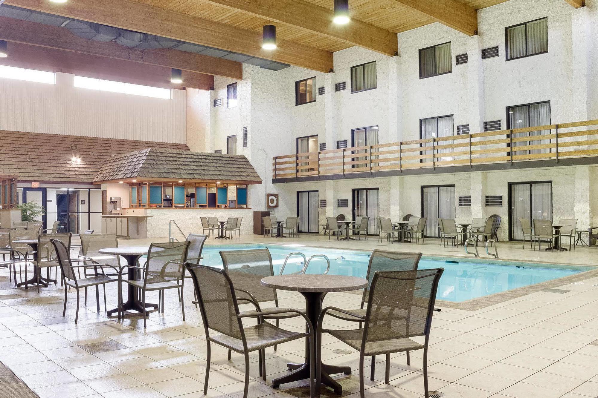 Quality Inn Bismarck I-94 Bagian luar foto